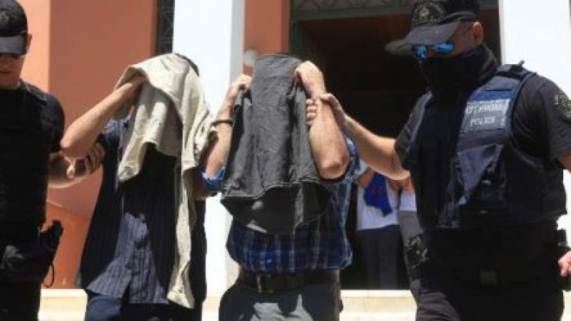 Атина остави 8-те турски военни в ареста 