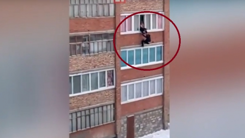 Спасиха с килим мъж, който опита да се самоубие (ВИДЕО 18+)