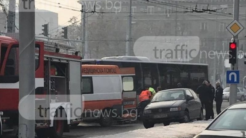 Кошмар в Пловдив! Пожарникари вадят затиснат изпод рейс, лекари се борят за живота му (СНИМКИ/ВИДЕО)