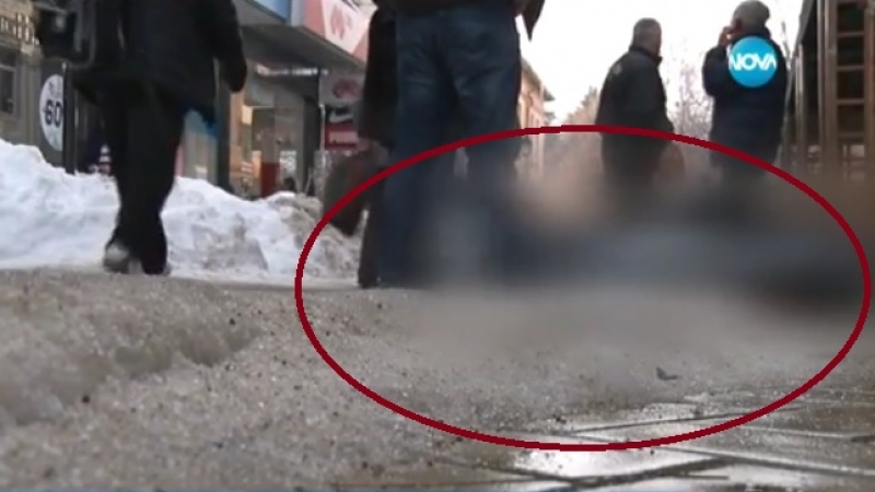 Нелепа смърт в Хасково: Мъж падна на заледена пешеходна пътека и почина (ВИДЕО)