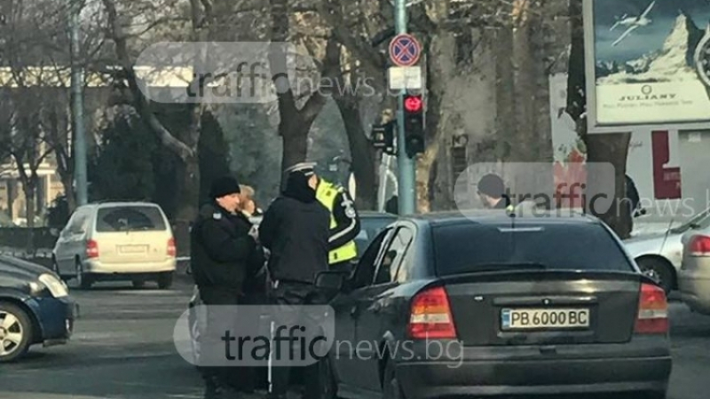 Патрулка се натресе в кола в Пловдив (СНИМКИ)