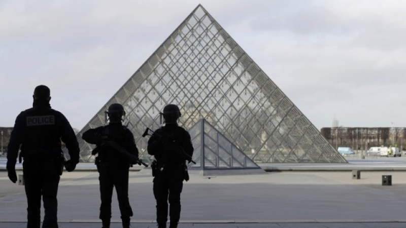 Френският премиер разкри подробности за атаката в Лувъра (ВИДЕО)