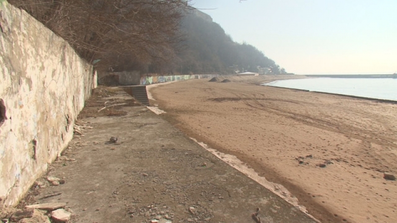 Общинари планират да построят върху плажа в Каварна висящ паркинг