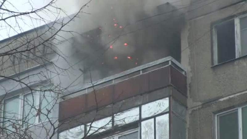 Огнен ад в Русе! Пожар в жилищен блок, евакуираха няколко семейства (ВИДЕО)