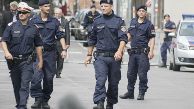 Масови арести на чеченци във Виена – иззети са автомат и муниции