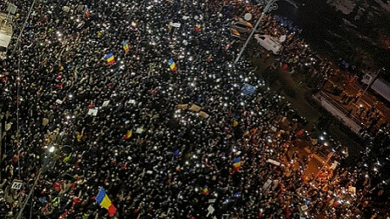 "Благодарим ти, България!", изписаха протестиращите в Букурещ (ВИДЕО)