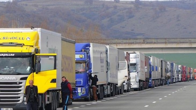 Международни превозвачи плашат с протест заради километричните опашки по границата