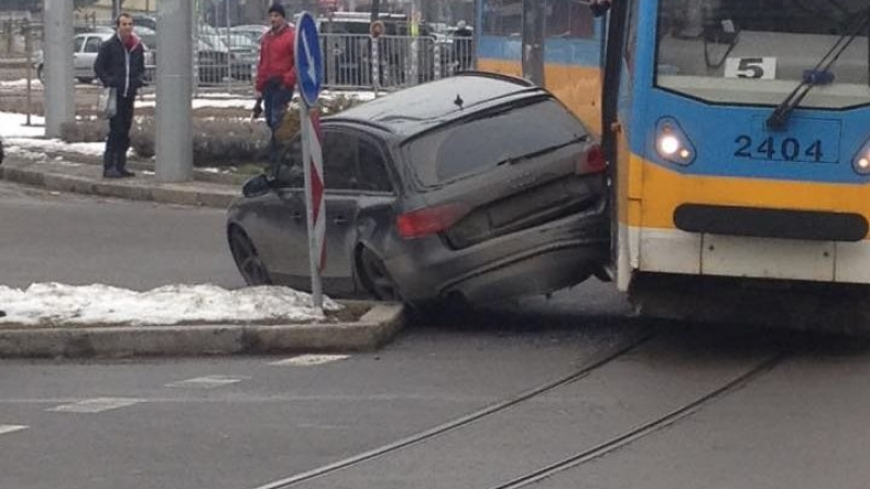 Първи СНИМКИ от катастрофата с трамвай на Руски паметник! Аудито виси във въздуха 