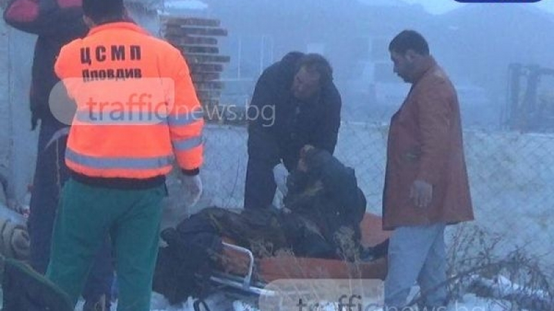Шокираща гледка в Пловдив: Петима вадят от тоалетна потънал в изпражнения и боклуци бездомник (СНИМКА 18+)