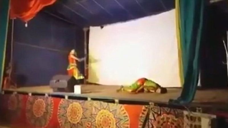 Танцьор колабира и почина на сцената, зрителите си помислиха, че е част от представлението (СНИМКИ/ВИДЕО 18+)