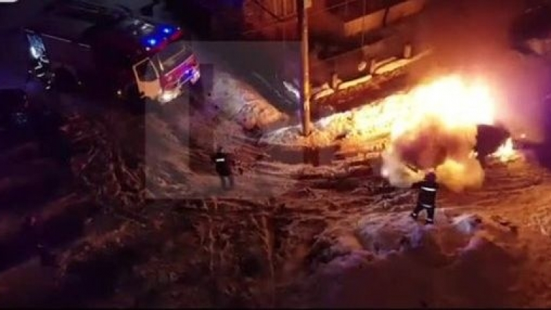 Лек автомобил изгоря зрелищно в Карлово (ВИДЕО)