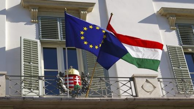 Унгария ще задържа всички мигранти до обработването на документите им
