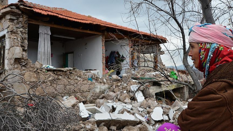 Турция след силните трусове: Стотици разрушени къщи и десетки хора на палатки