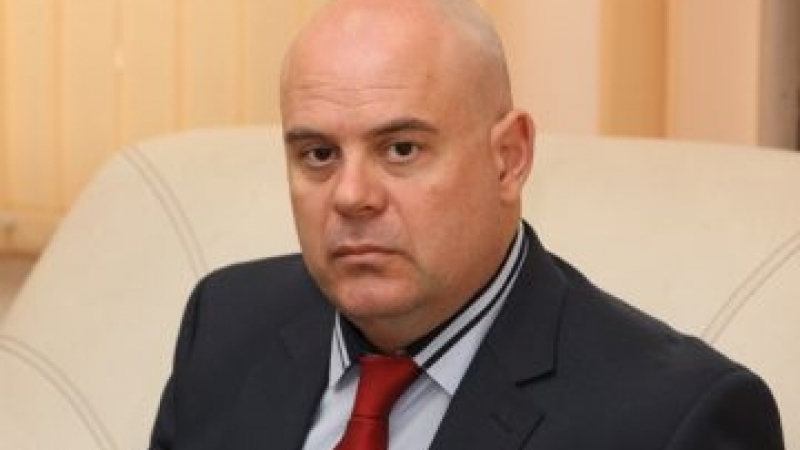 Главният прокурор Иван Гешев лично посрещна на Дуранкулак близо 100 членове на семейства на украински прокурори бежанци от войната в Украйна