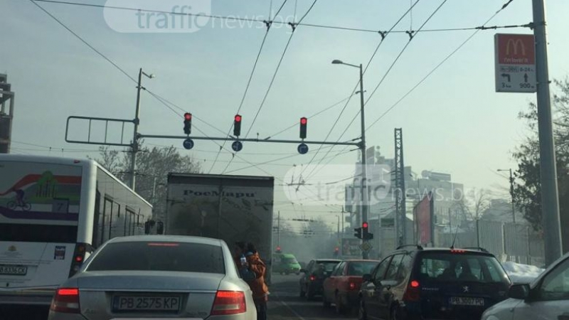 Ромки изскачат на оживен пловдивски булевард, цапат и мажат колите (СНИМКИ)