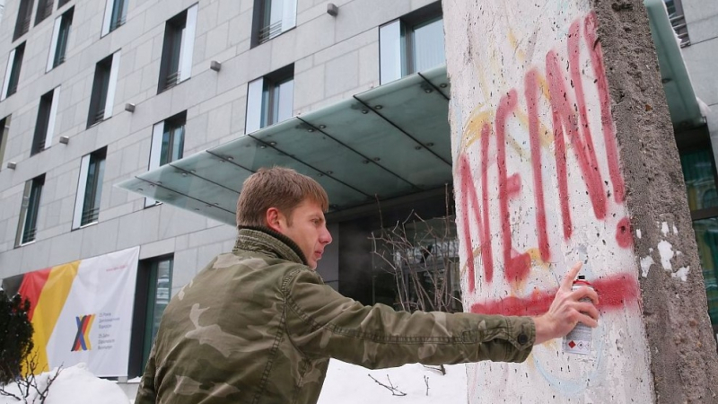 Украински политик оскверни фрагмент от Берлинската стена