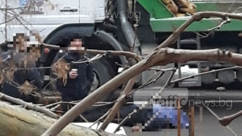 Шок и ужас! Труп на мъж плаши дечица до училище в Пловдив! (СНИМКИ 18+)