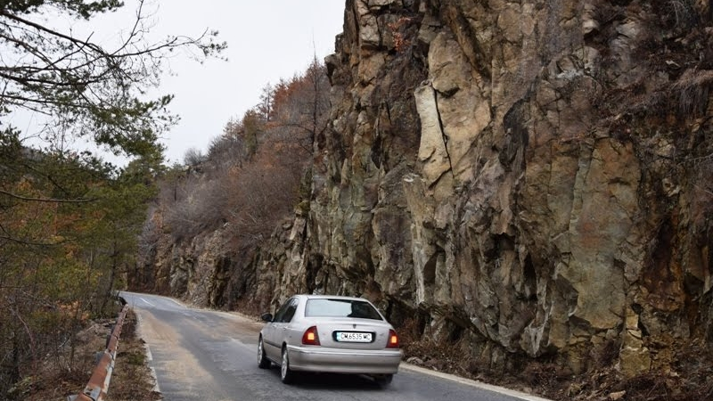 Шофьори предупреждават: Скалите на пътя Кърджали-Смолян ще вземат жертва! (СНИМКИ)