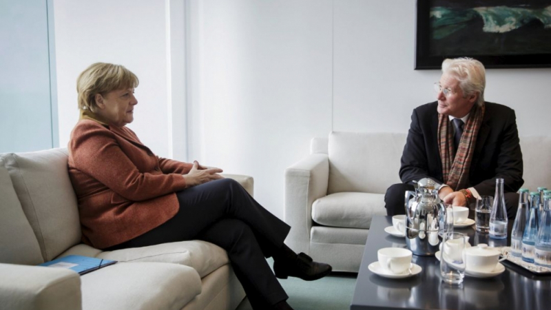 Ричард Гиър на крака при Меркел (СНИМКА)