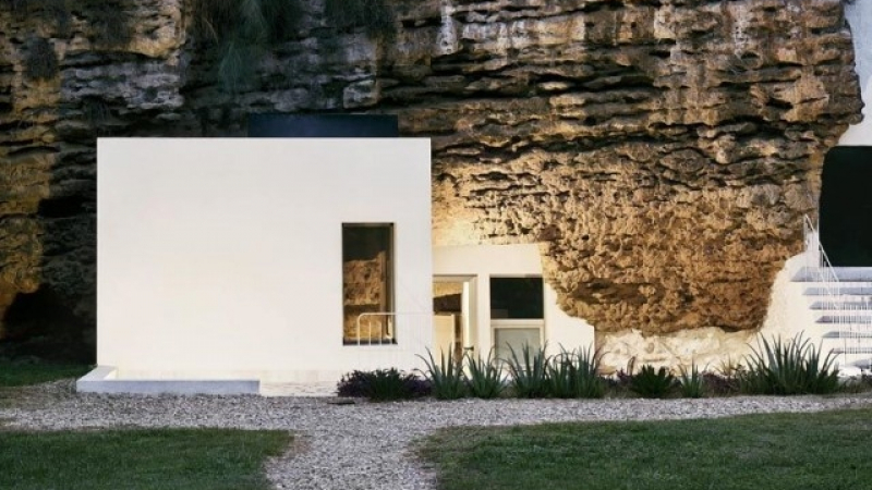 Тази забележителна къща е построена в скала (СНИМКИ)