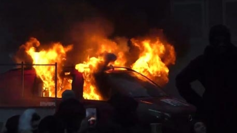 В Париж стана страшно! Демонстранти опожаряват коли (ВИДЕО)