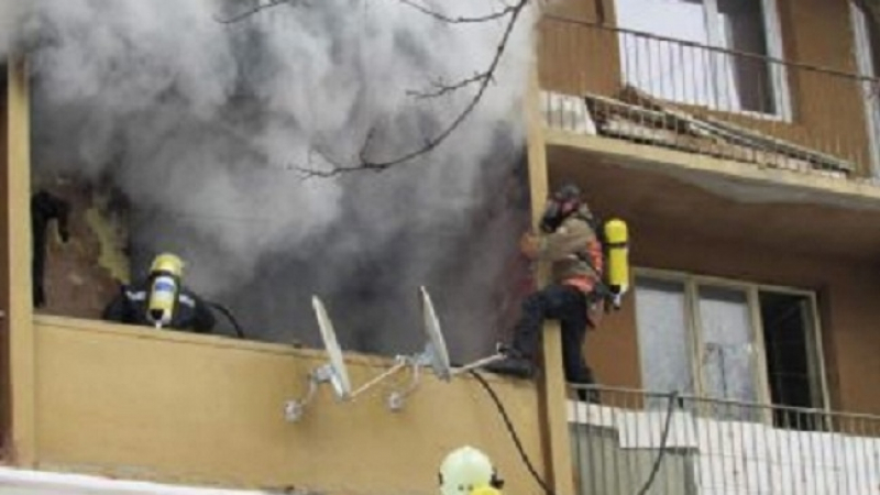 Пожар в Шумен! Три деца заложници в горящ апартамент (СНИМКИ)