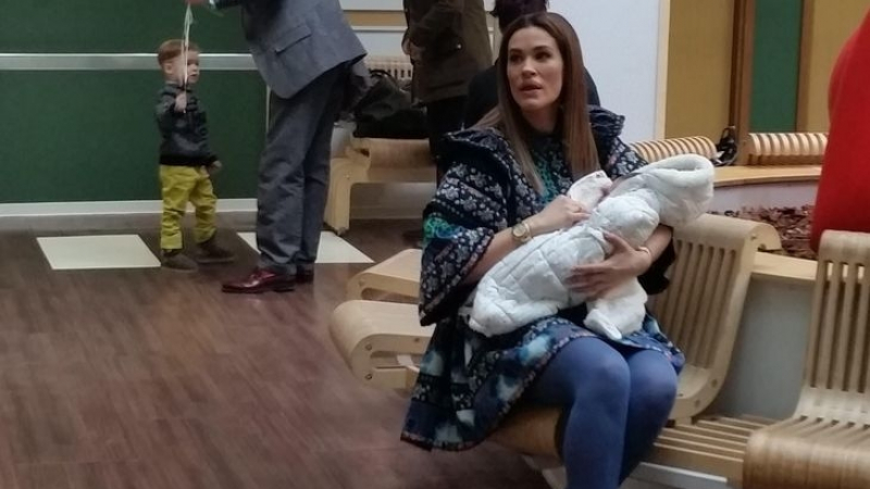 Д-р Ангел Енчев и синът му Филип посрещнаха тържествено новородената София (СНИМКИ)
