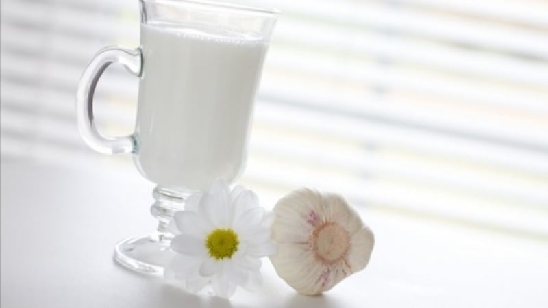 С тази стара рецепта за чесново мляко ще забравите завинаги мъчителните болки от ишиаса 