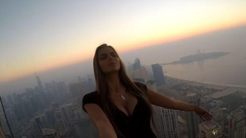 Спиращо дъха! Руска моделка увисна над бездна от небостъргач в Дубай (ВИДЕО)