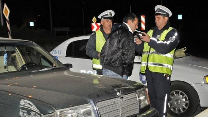Надрусани дилъри порят из Несебър, мъртвопиян вилня с колата си на пъпа на Бургас