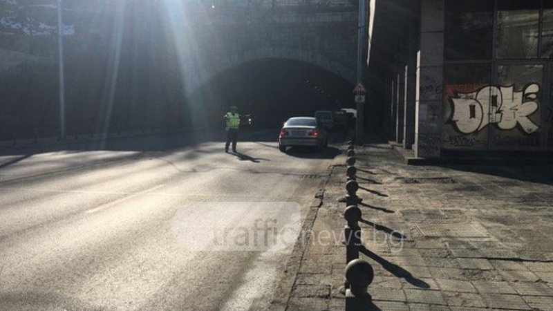 Полиция заварди тунела в Пловдив, огромни тапи (СНИМКИ)