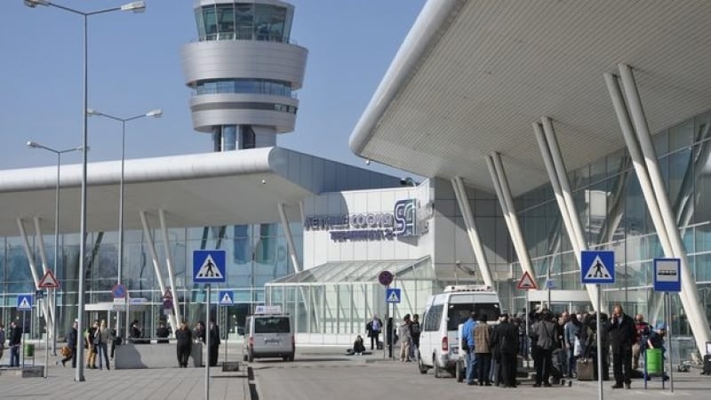 Извънредно: Сигнал за бомба на борда на самолет на Летище София