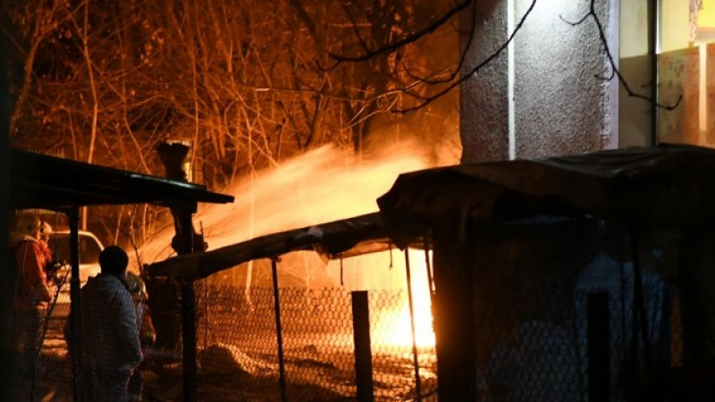 Голям пожар пламна в центъра на София (СНИМКИ) 