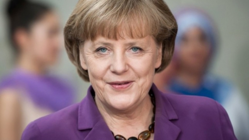 Ангела Меркел отговаря пред парламентарна комисия за скандала с АНС
