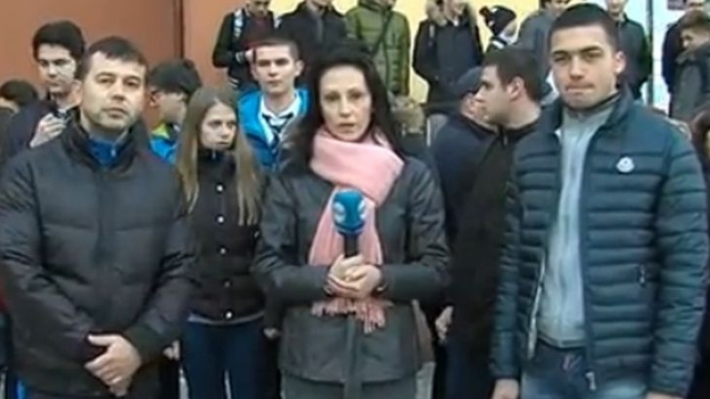 Скандалът в Благоевград се разраства! Цяло училище излезе на протест заради свадата между ученик и учител!