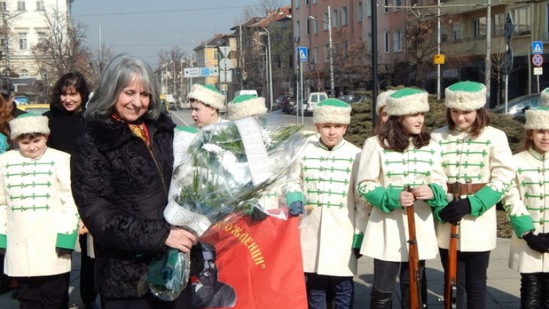 Маргарита Попова поднесе цветя пред паметника на Васил Левски (СНИМКИ)