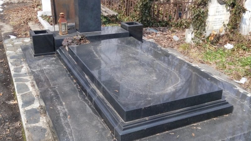 Фоторепортаж в БЛИЦ: Гробът на Кюлев - зарязан, никой не го чисти дори и на Задушница 