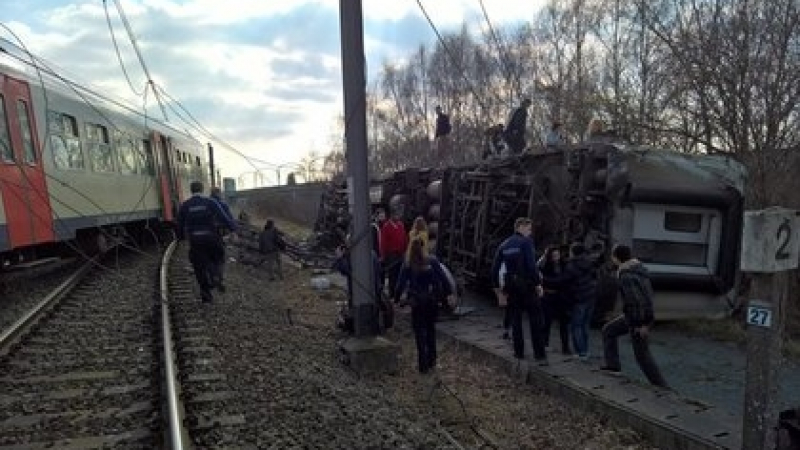 Пътнически влак дерайлира, най-малко един е загинал 