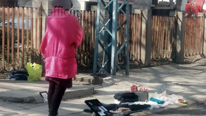 Борба за оцеляване: Жена разпродава живота си на тротоар в Пловдив (СНИМКИ)