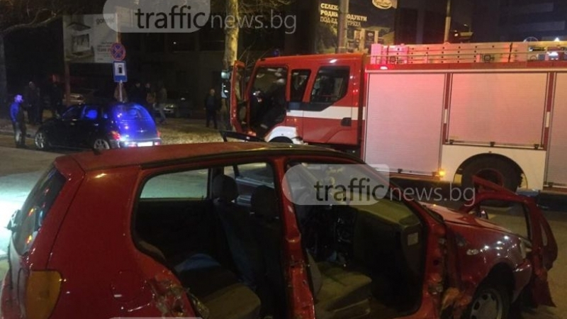Ужасяваща катастрофа в Пловдив! Откараха трима в болница, единият водач е пиян (СНИМКИ)