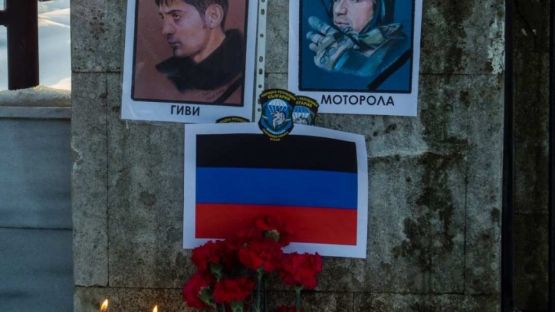 Цвете за героите: в България почетоха паметта на Гиви и Моторола (СНИМКИ/ВИДЕО)
