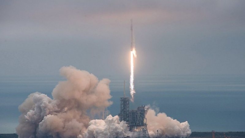 Товарен кораб на SpaceX потегли към Космическата станция от историческа площадка