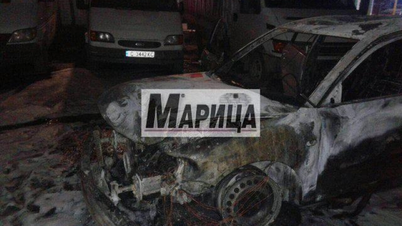 Див екшън в Пловдив: Шофьор отнесе такси и запали колата си на бензиностанция