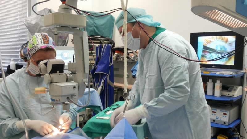 Лекари от МБАЛ "Св.София" помогнаха на жена с непоносими болки в окото със специален имплант