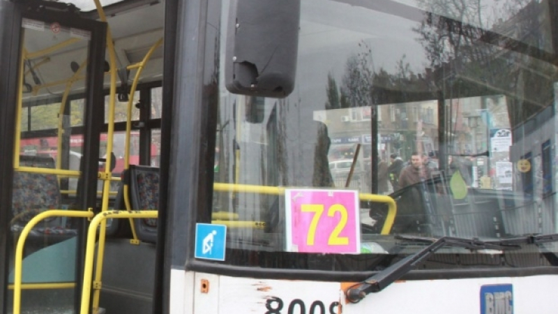 Отвратителна свинщина! Ето какво видяха пътниците на автобус в София (СНИМКА)