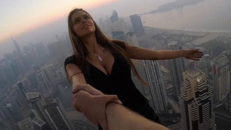 Полицията в Дубай привика красавицата Виктория заради самоубийствената фотосесия