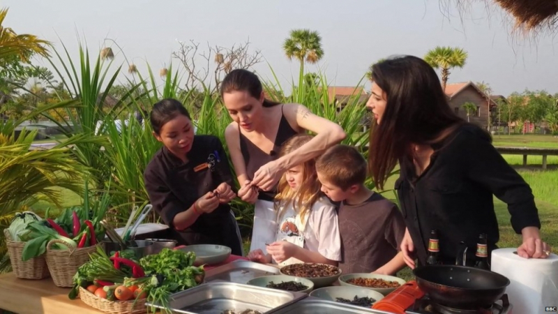 Джоли нахрани децата си с паяци (ВИДЕО)