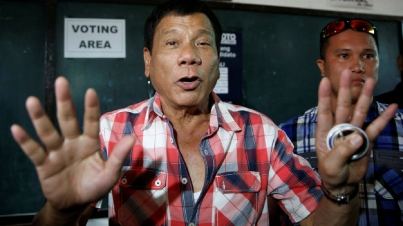 Сенатор изригна с тежки обвинения срещу филипинския президент: Той е сериен убиец!
