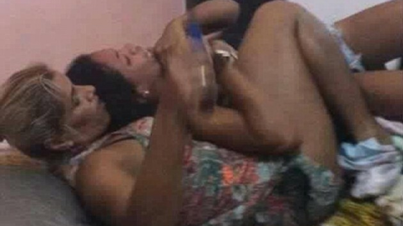 Жена сгащи мъжа си в леглото с 20-годишна засукана мадама, но едва ли ще повярвате какви ги свърши след това (СНИМКИ/ВИДЕО 18+)