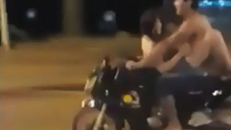 Запечатаха на ВИДЕО 18+ как двойка прави секс на мотоциклет по време на движение (СНИМКИ 18+)